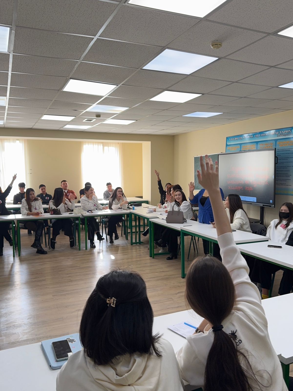 "Жасанды интеллект пен әлеуметтік желілердің студенттің жеке басын қалыптастыруға әсері" тақырыбындағы дөңгелек үстел.
