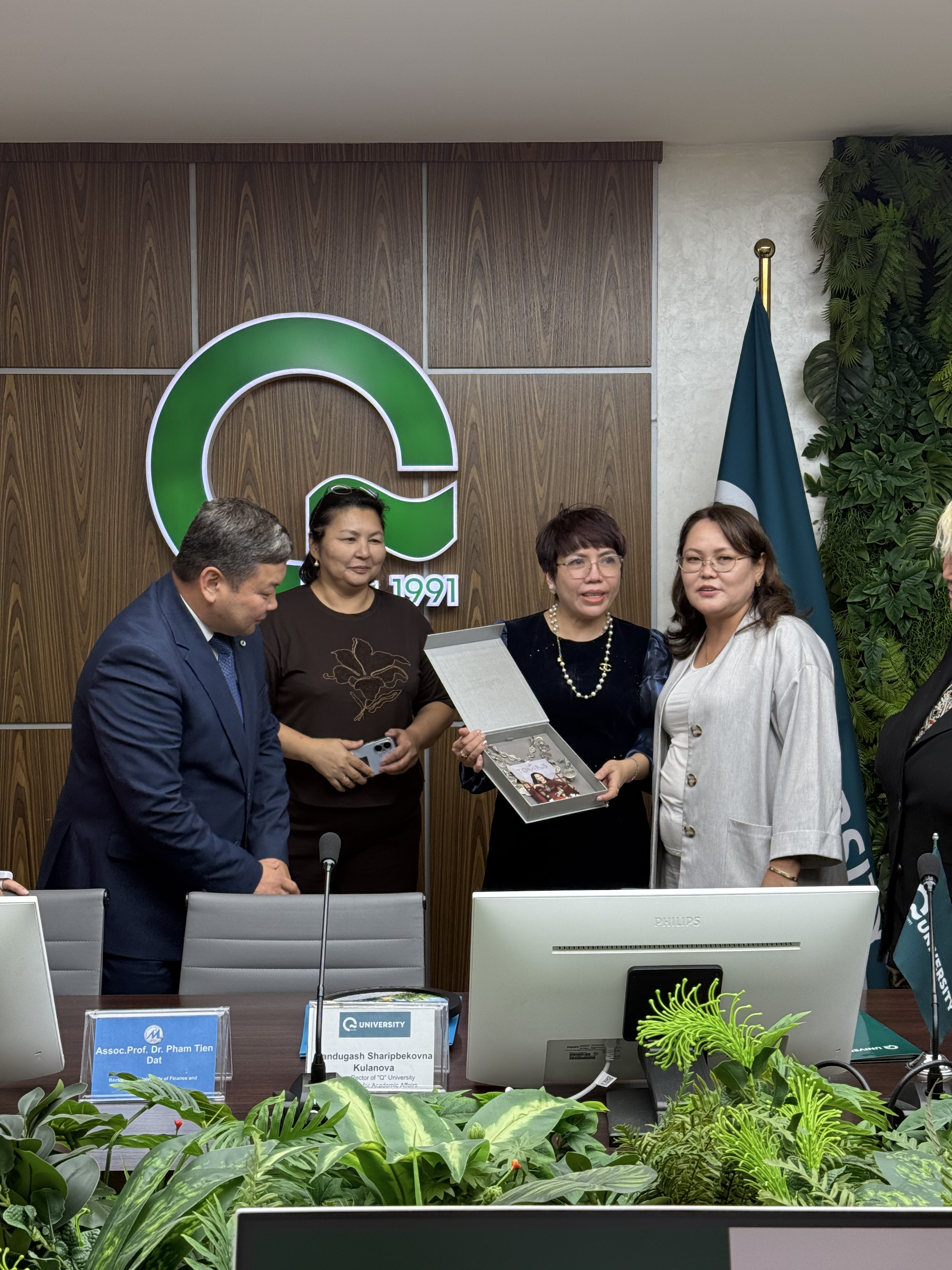 Q University-де Вьетнамның Қаржы және маркетинг университетімен кездесу өтті